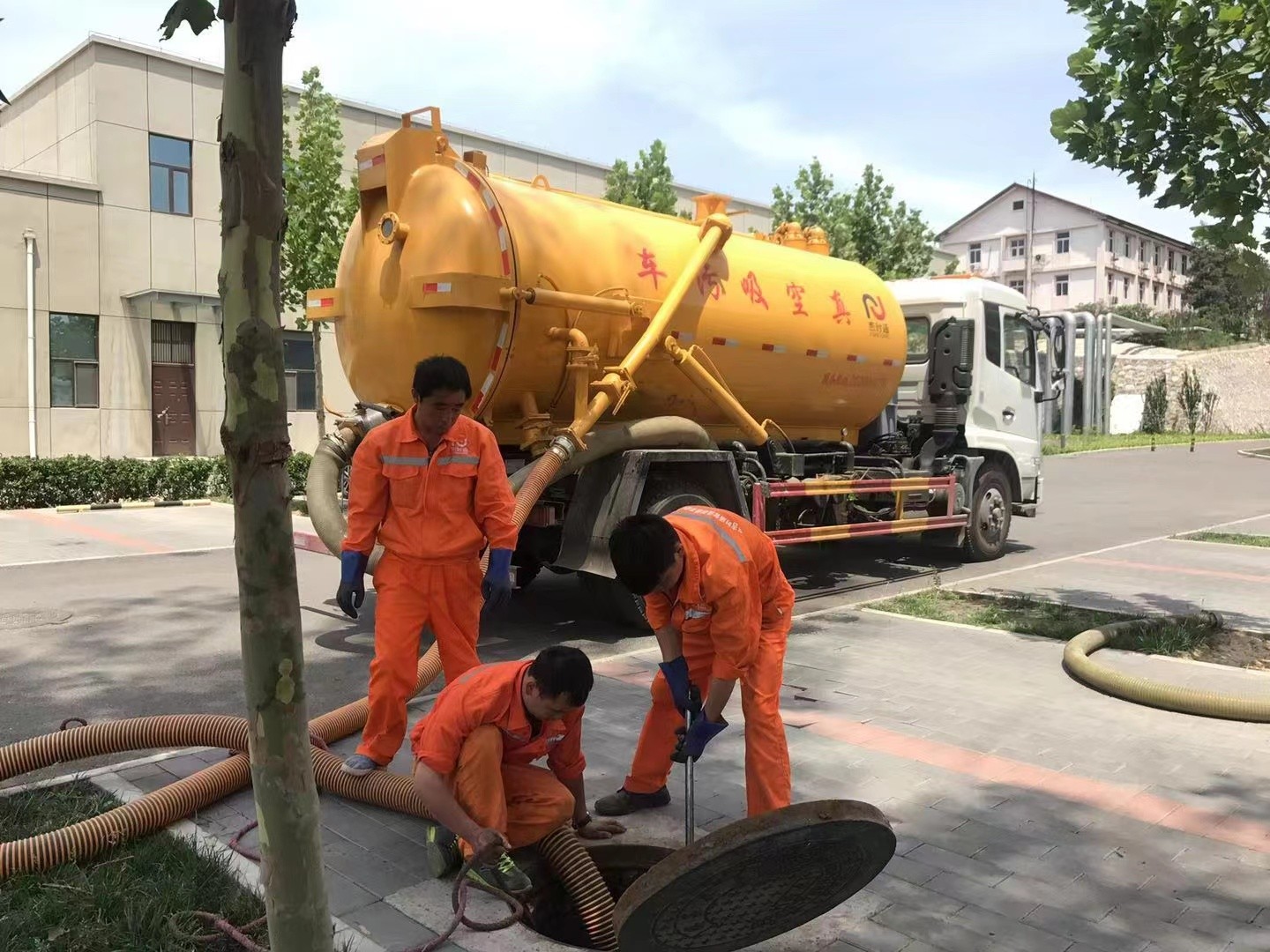 崇左管道疏通车停在窨井附近