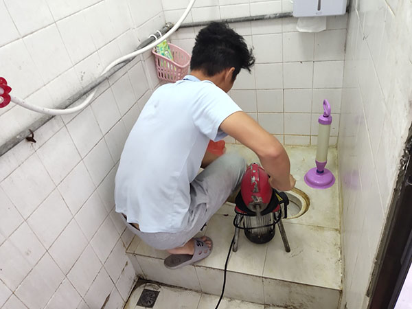 崇左管道堵塞冒臭气 专业师傅现场解决问题