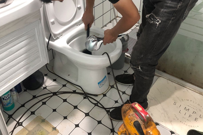 崇左马桶堵塞自己疏通还是找师傅?专业上门服务让你省时更省心